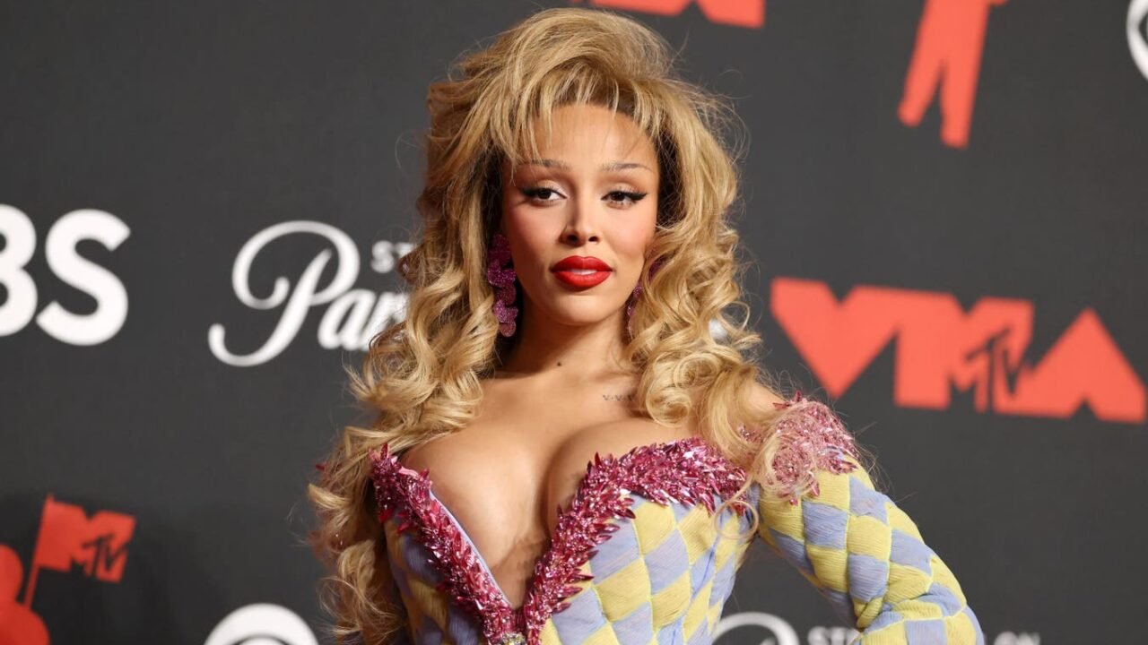 Early 2025 MTV VMAs Red Carpet Arrivals Include Doja Cat, Ricky Martin